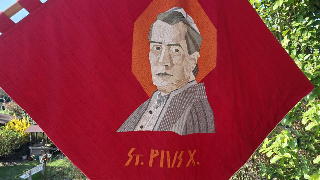 Vereinsfahne mit dem Bildnis von St. Pius X.
